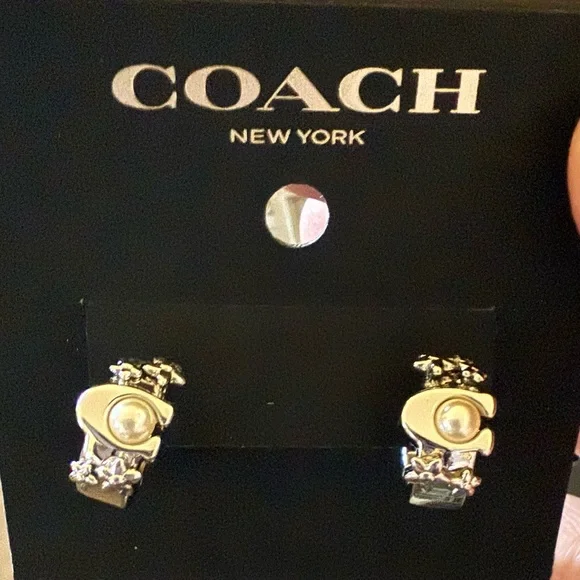-RESERVED-
COACH BUNDLE
Signature Pearl Huggie Earrings & Pearl Pendant Necklace - Picture 5 of 5